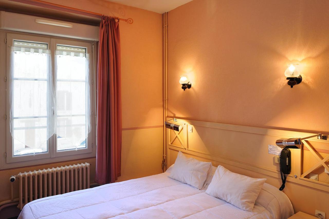 Logis Hostellerie Du Cheval Blanc Sainte Maure de Touraine Bagian luar foto
