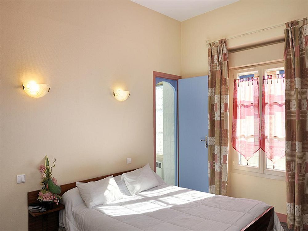 Logis Hostellerie Du Cheval Blanc Sainte Maure de Touraine Bagian luar foto